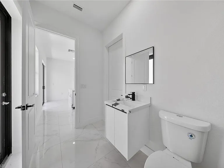 1213 Dodwin St E — Photo 11