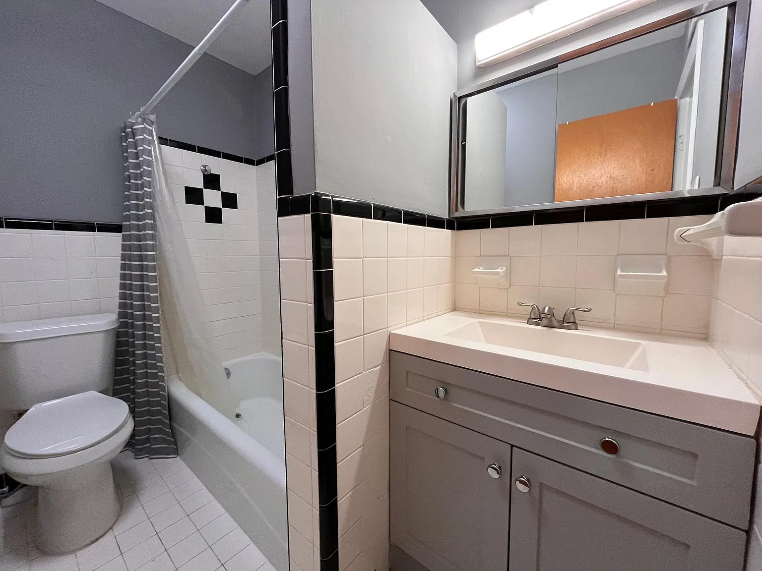 4220 Deleon St — Photo 4