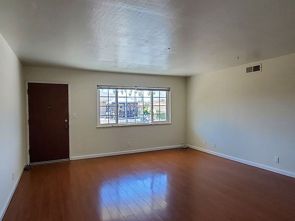 5th image of 823 Hillsdale Ave