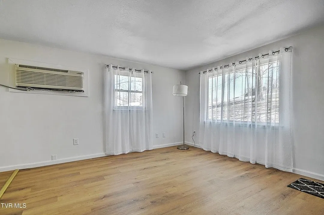 3 bed, 960 sqft, $1,400 — Photo 3