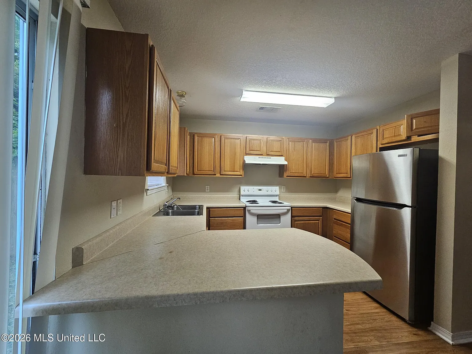 3 bed, 1.5 bath, 2392 sqft, $1,400 — Photo 2