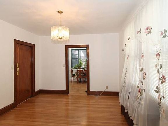5th image of 4508 S Dakota Ave NE