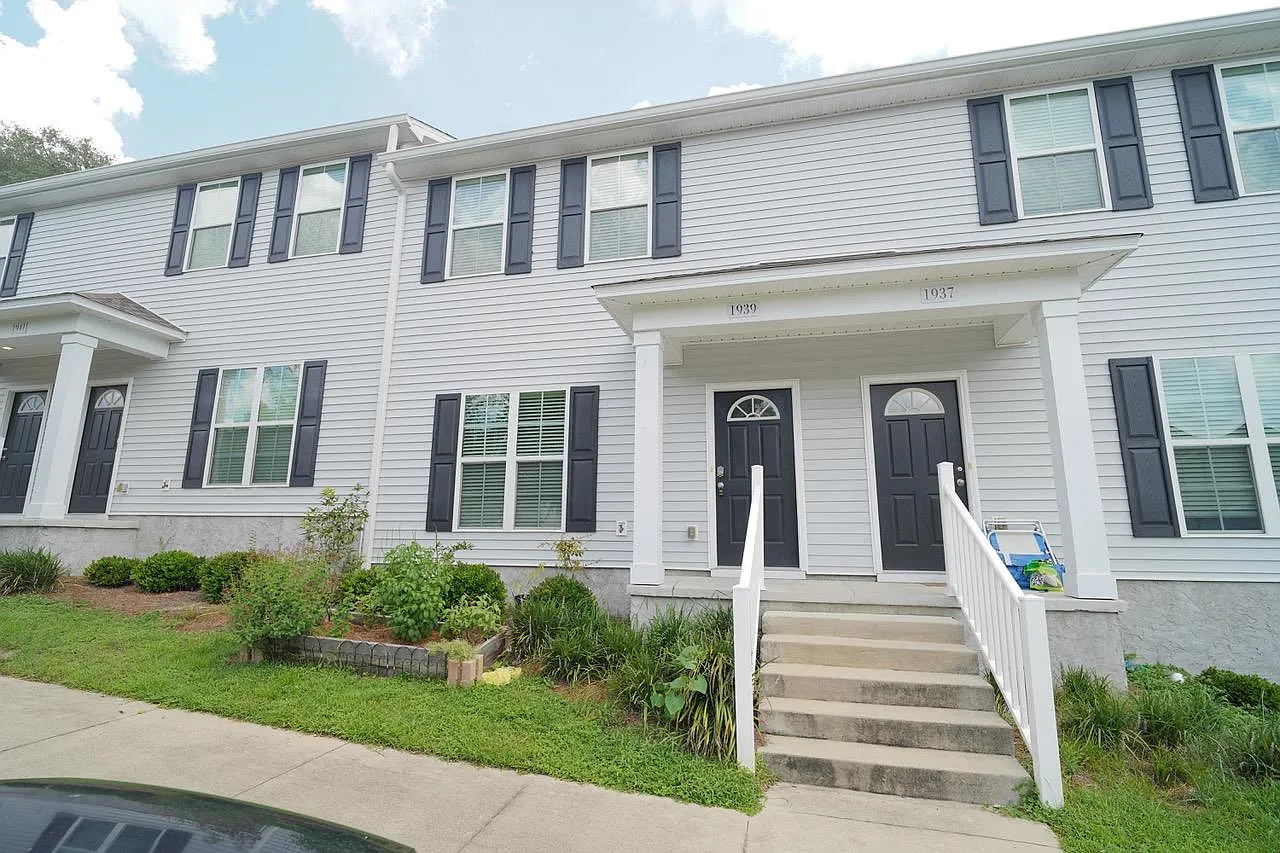 3 bed, 1177 sqft, $1,350 — Photo 1