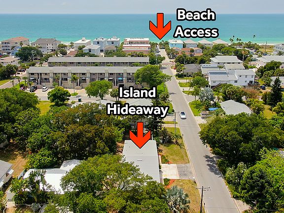 2 blocks from the beach with easy access!
