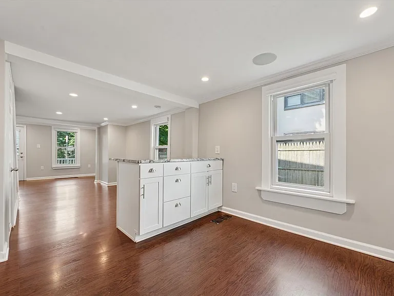 509 E Barnard St — Photo 3