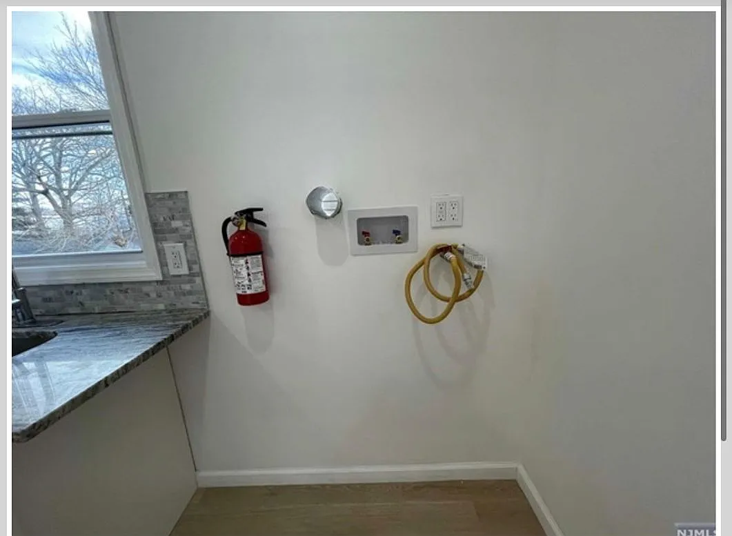 3 bed, 1.0 bath, 1368 sqft, $2,700 — Photo 3