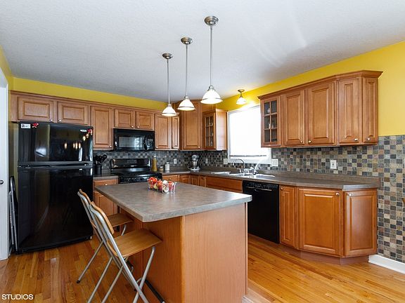 5th image of 1508 Surrey Dr