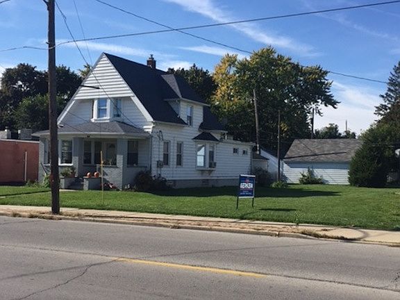 3rd image of 4917 N Summit St