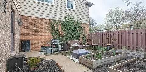 215 Sheffield Dr — Photo 2