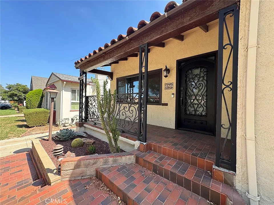1652 La Golondrina Ave