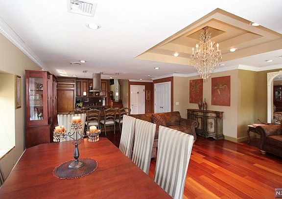 2nd image of 527 Franklin Ave APT 1