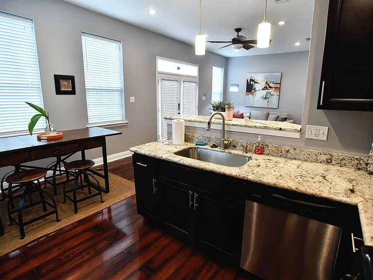 337-339 S Murat 4501 4503 Banks St — Photo 13