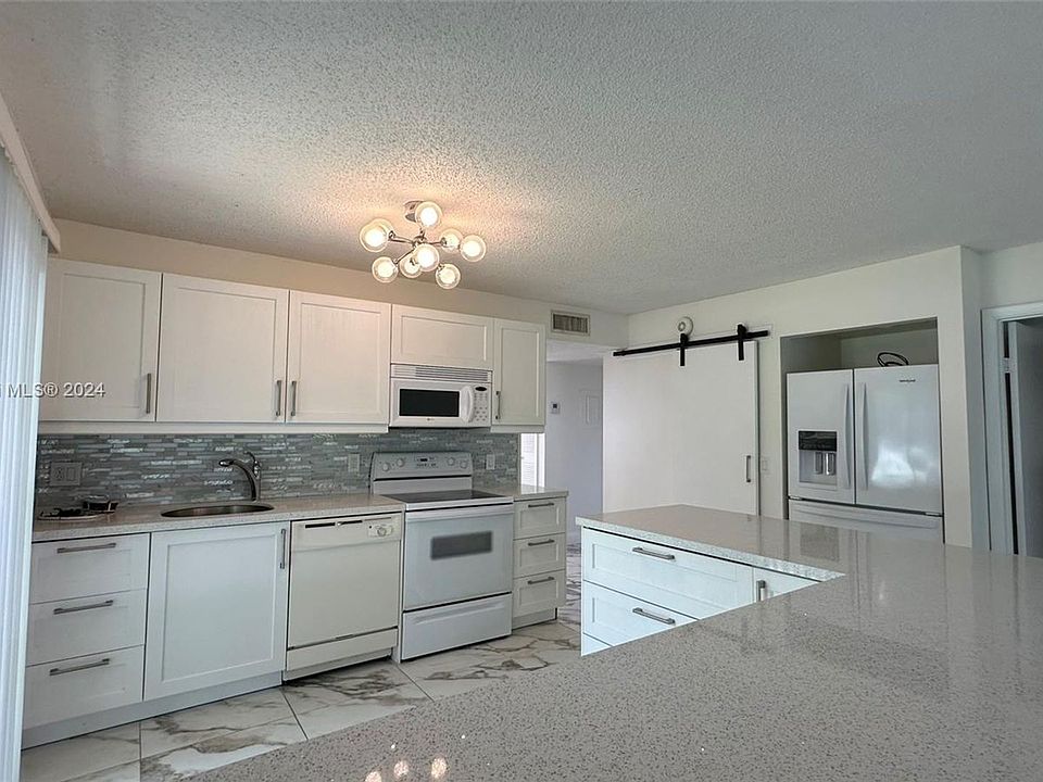 1st image of 401 Lakeview Dr APT 106