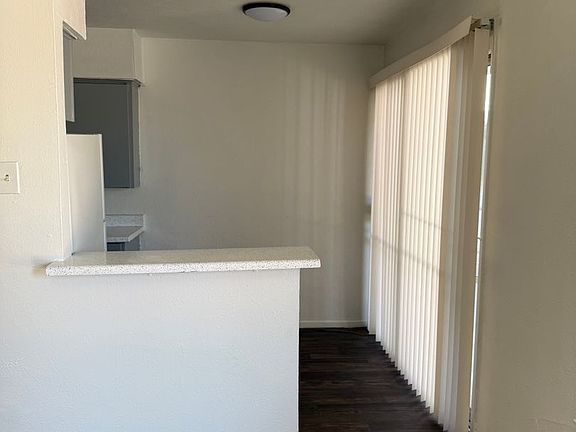 3rd image of 810 N Lancaster Ave APT 203