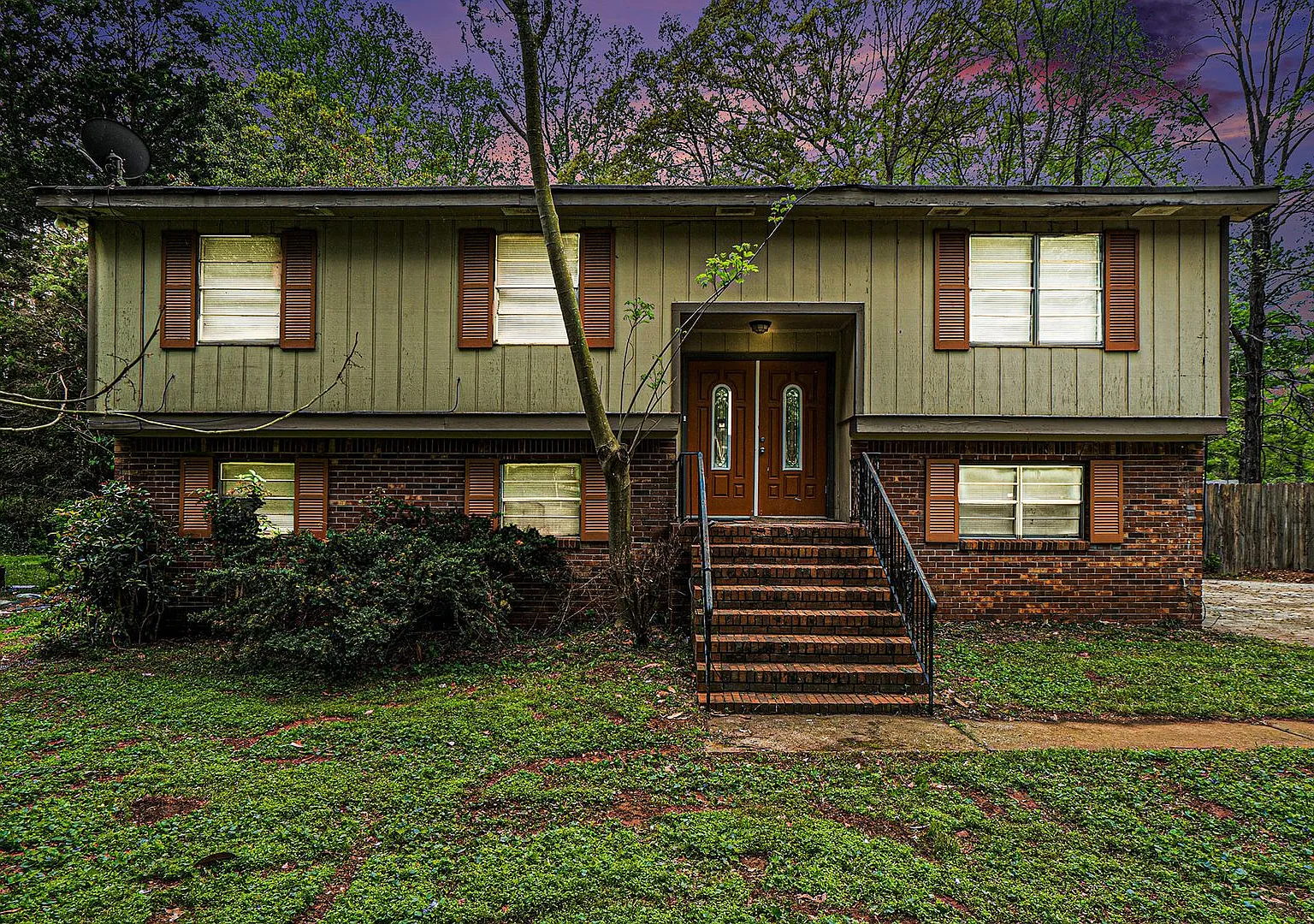 5 Bedroom 3 Bathroom Home — Photo 1