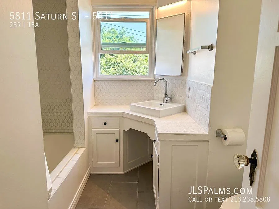Vintage Top Floor 2 Bed W/Modern Kitchen! — Photo 3