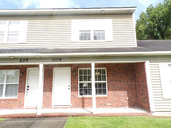 2nd image of 209 Palace Cir