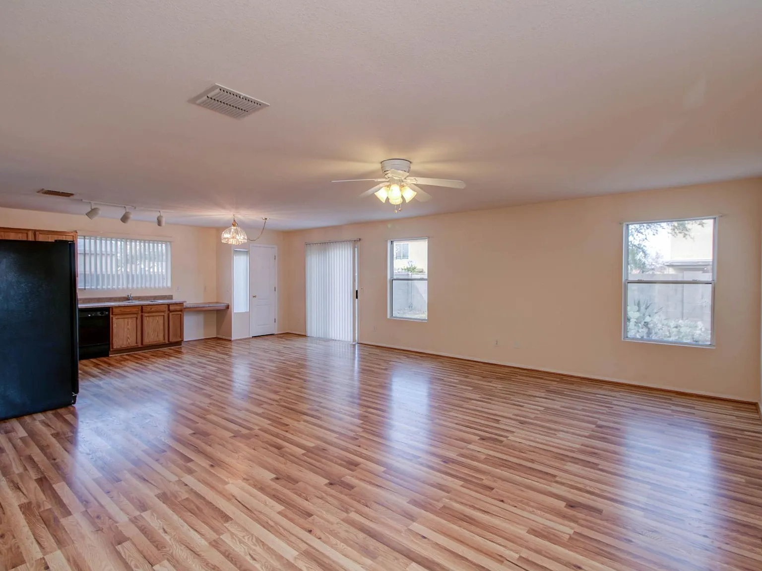 3 bed, 1261 sqft, $1,600 — Photo 2