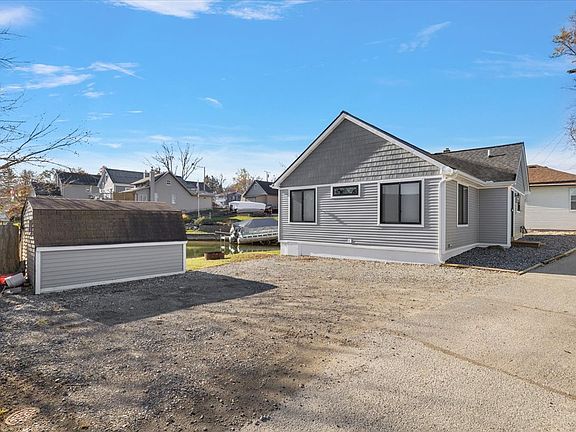 3rd image of 223 Lookout Ln