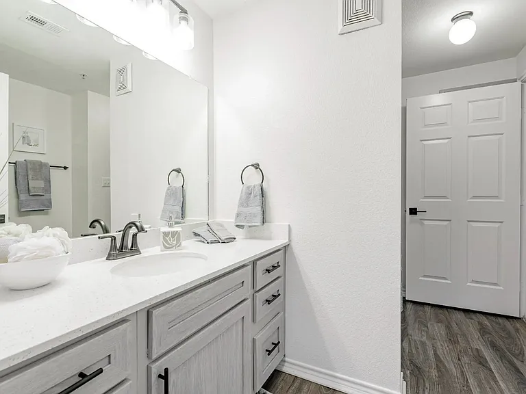 9th Street Apartments — Photo 20
