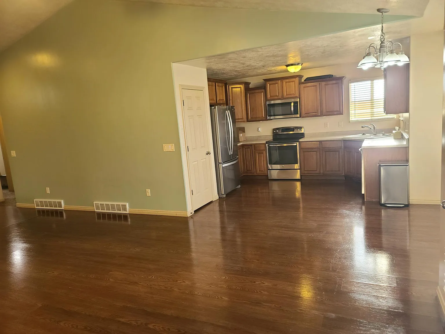 6 bed, 3200 sqft, $2,999 — Photo 2