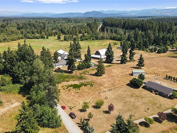 Country setting yet just a few minutes out of Yelm
