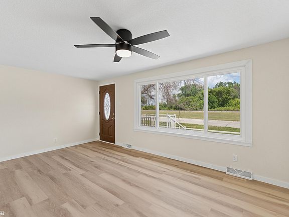 4th image of 90 Seymour Ave