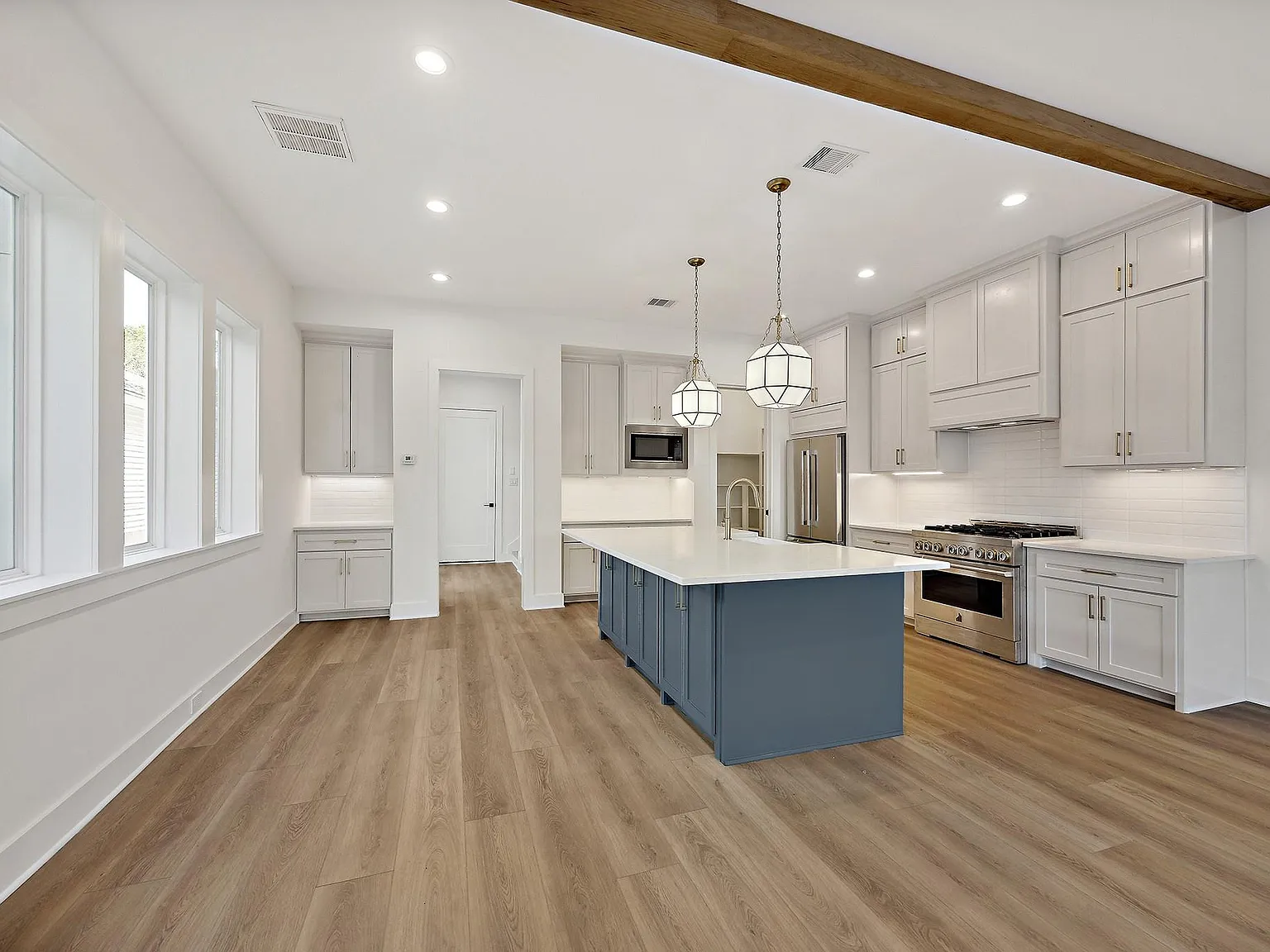 3 bed, 2.5 bath, 2333 sqft, $3,500 — Photo 4