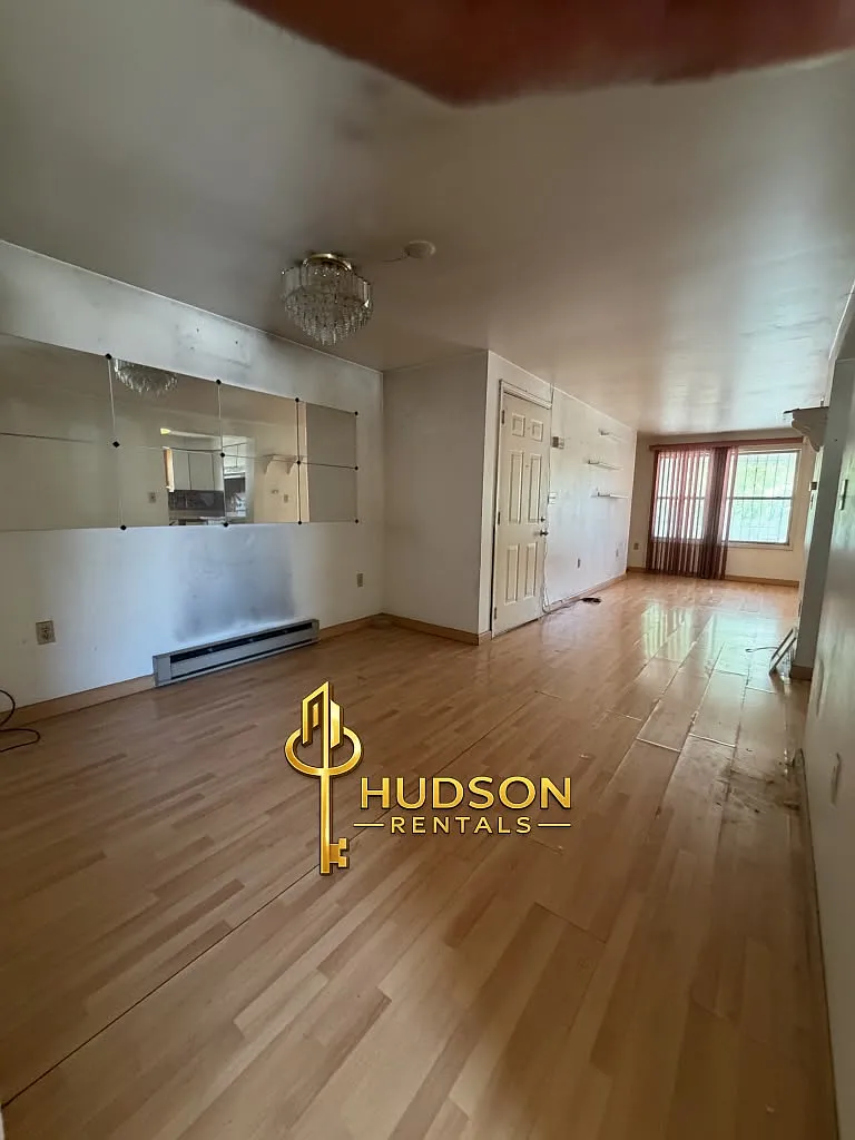 3 bed, 1000 sqft, $2,500 — Photo 2
