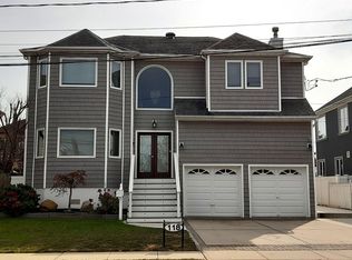 118 Neptune Pl, Massapequa, NY 11758