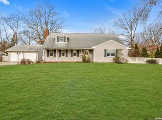 1 Brook Ln, Smithtown, NY 11787