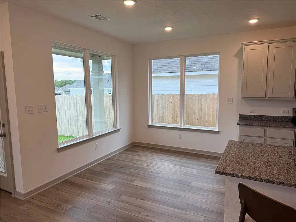 4 bed, 1662 sqft, $2,500 — Photo 4