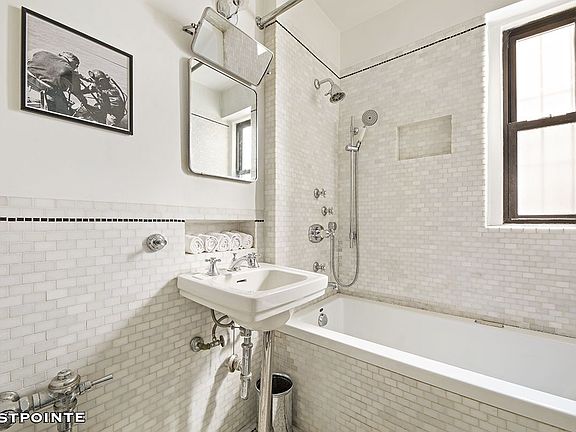 4th image of 166 W 22nd St APT 1G