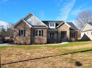 1283 6th St NW, Hickory, NC 28601