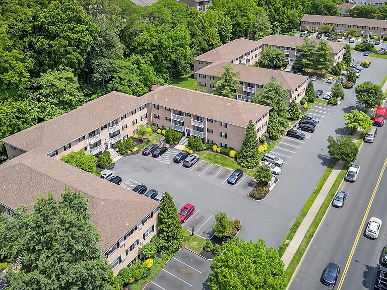 Waters Edge Apartments — Photo 41