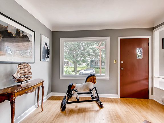 5th image of 51 Rose Ave E