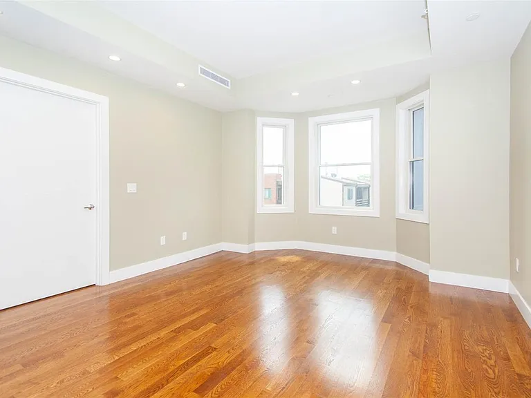 906 E 2nd St #105 — Photo 6