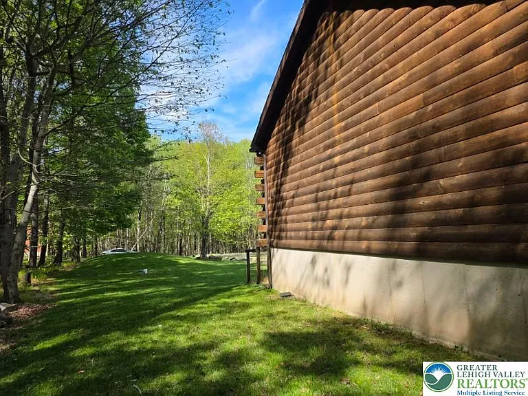 1037 Maplewood Dr — Photo 12