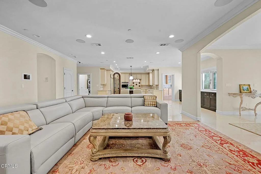 7 bed, 5.5 bath, 6160 sqft, $10,300 — Photo 4