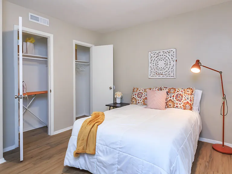 2 Bed / 1 Bath bedroom