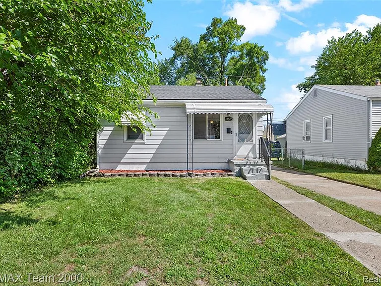 34080 Harroun St — Photo 2