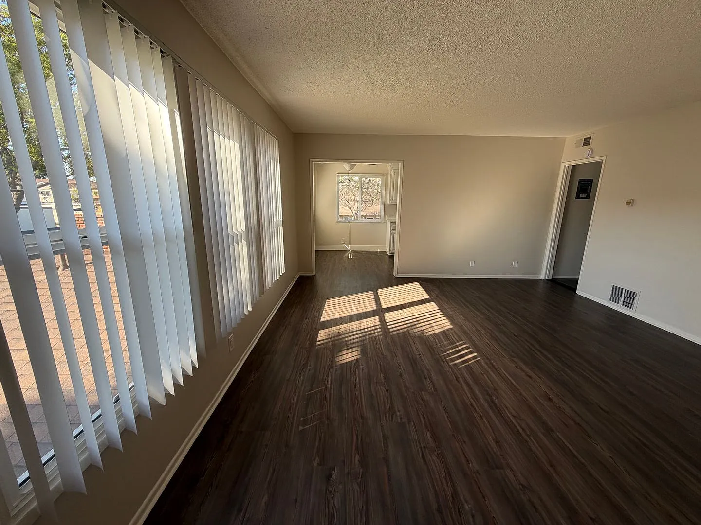 Spacious 1 Bedroom/1 Bathroom Apartment - $500 Off Move In + Reimbursed Application Fee — Photo 4