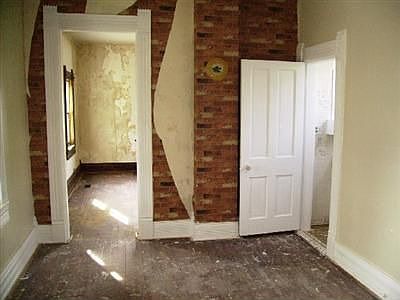 4th image of 404 School St