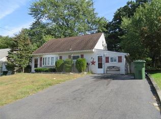 54 Pinetree Dr, Parlin, NJ 08859