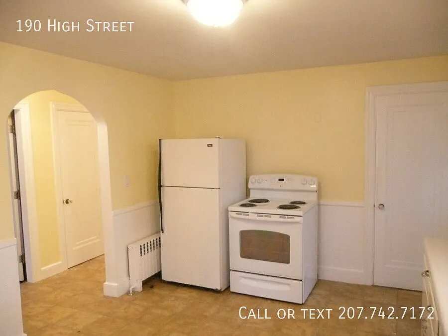Large 2 BR second floor apartment with garage and laundry hook-ups — Photo 3