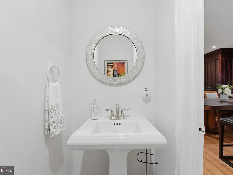 56 Adams St NW — Photo 16