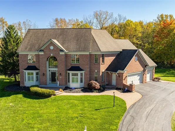 15 Harvest Gln, Pittsford, NY 14534