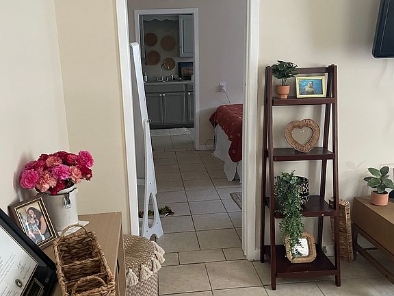 2nd image of 1135 E Anderson St #2
