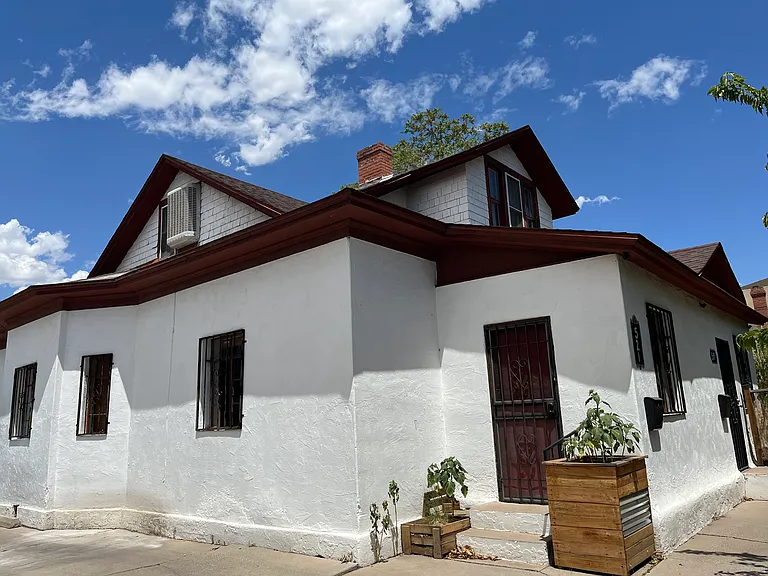2 story 2 Bed / 2 Bath Charming Dowtown Cottage - Just-Renovated — Photo 1