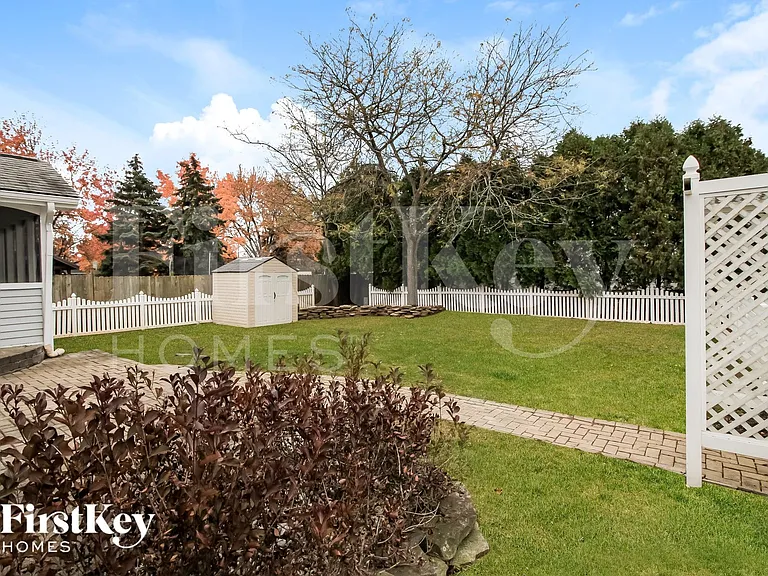 2561 Windflower Rd E — Photo 14